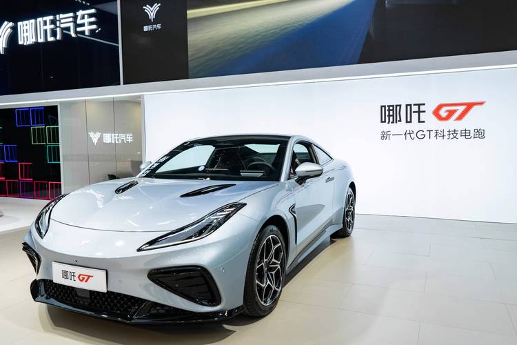 重庆35哪吒汽车在智能汽车领域的表现，领途汽车在新能源汽车市场中的影响力